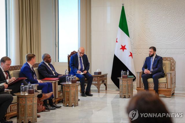 시리아 임시대통령 만난 영국 외무장관