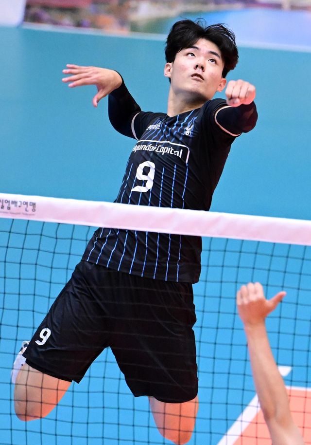 스파이크하는 현대캐피탈의 이재현