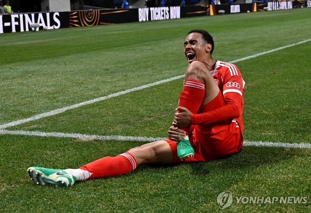 골키퍼와 충돌해 왼발 발목이 꺾여 고통을 호소하는 바이에른 뮌헨의 자말 무시알라.