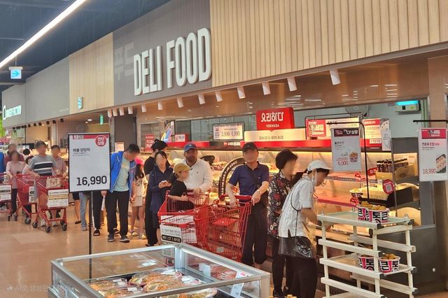 롯데마트 5천원 행사 치킨 '오픈런'