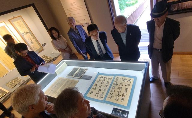 사도세자 친필 보는 관람객들