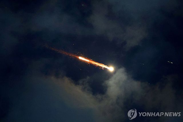 이스라엘 상공에서 포착된 미사일 로켓엔진의 궤적