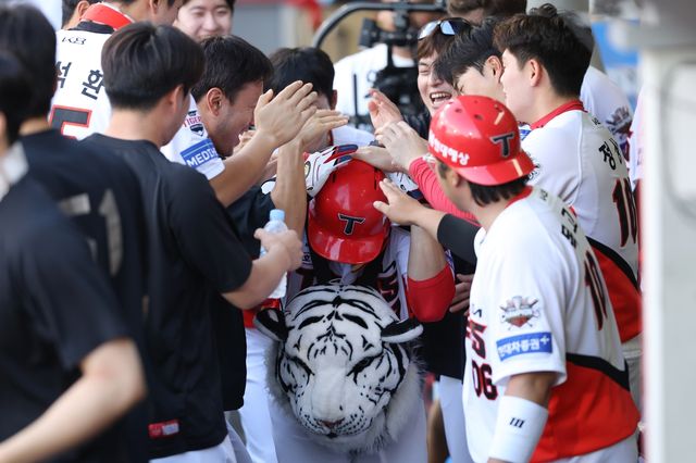 홈런을 치고 돌아온 김호령을 축하해주는 KIA 동료들