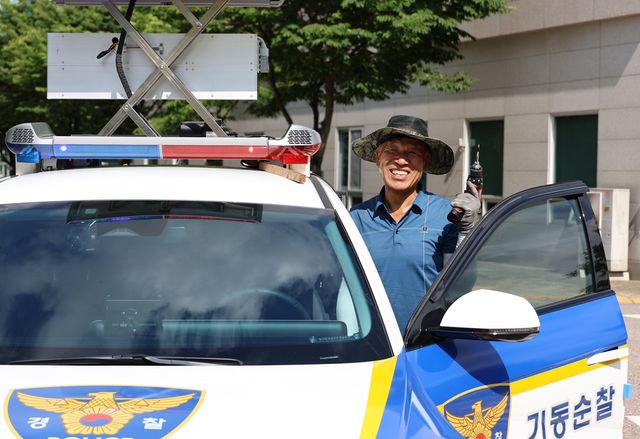 순찰차 앞에서 기념사진