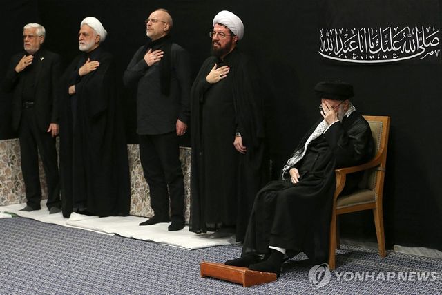 5일(현지시간) 이란 테헤란 모스크에서 열린 종교행사에 참석한 아야톨라 알리 하메네이 이란 최고지도자(오른쪽)