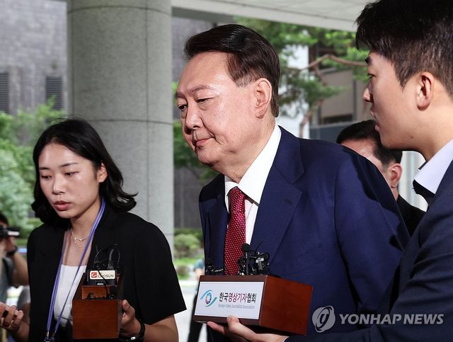 특검 두 번째 공개 출석한 尹…무표정·무응답 속 조사실 직행