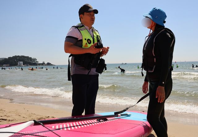 해경의 설명 듣는 서퍼