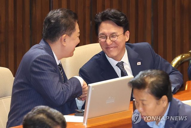 축하받는 김민석 국무총리 후보자
