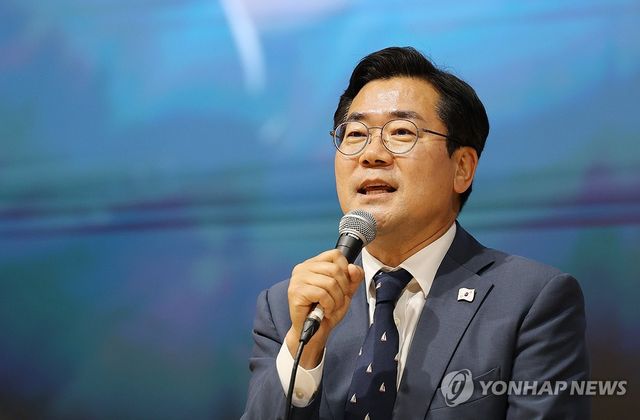 마이크 잡은 박찬대 의원