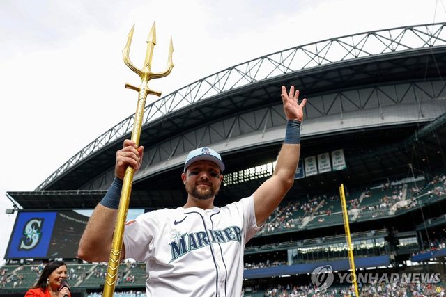 구단을 상징하는 삼지창을 든 시애틀 포수 칼 랄리