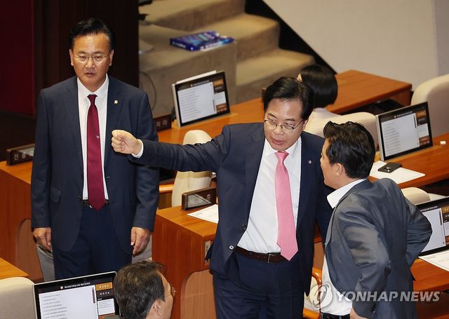 의원들과 이야기하는 송언석