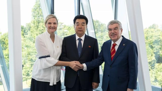 김일국 북한 체육상(중앙)과 바흐 전 IOC 위원장(오른쪽), 코번트리 IOC 위원장 