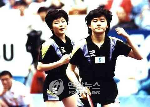 원조 남북 단일팀의 탁구 현정화(오른쪽)와 북한 이분희