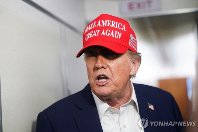 4일 에어포스원에서 기자들에게 이야기하는 트럼프 미국 대통령 [로이터 연합뉴스 자료사진] 