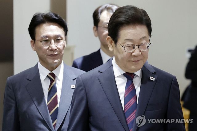 국무회의 입장하는 이재명 대통령과 김민석 국무총리