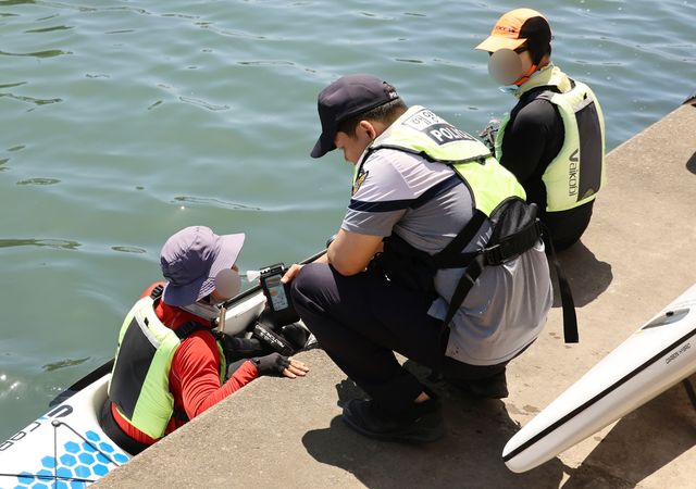 음주 측정하는 카약 레저객