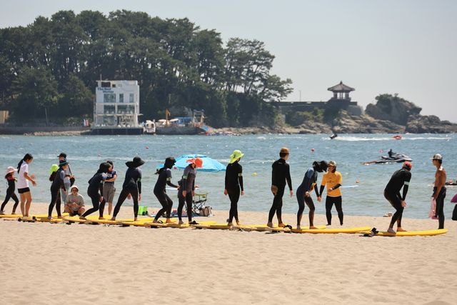송정해수욕장에 모인 서퍼들