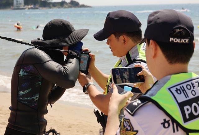 음주 측정하는 레저객