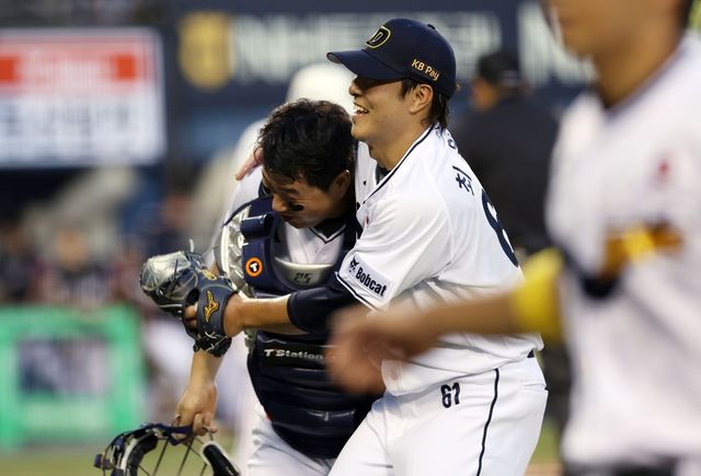 6회를 마치고 양의지를 껴안은 두산 최원준