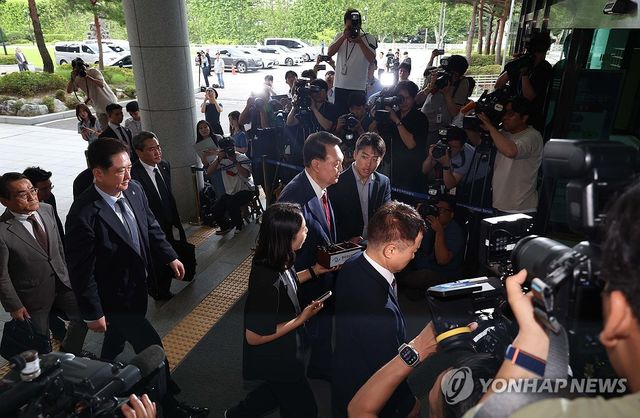 윤석열 2차 출석 모습 담는 취재진