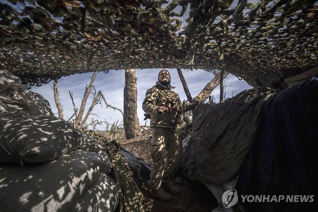 도네츠크 전선에서 러시아군 드론의 접근을 감시 중인 우크라이나군 병사