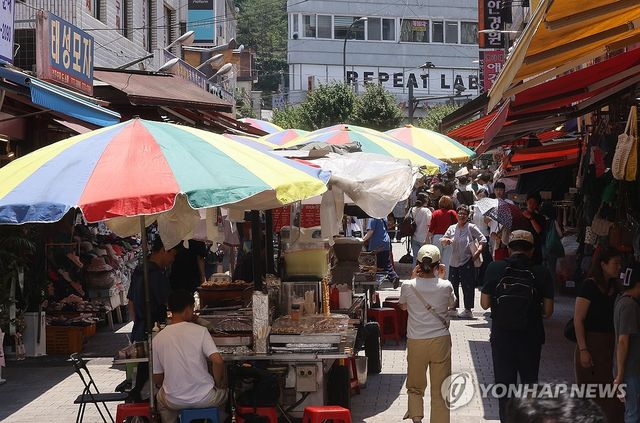"전국민 지원금 소비창출 효과 20∼40%"…내수에 단비될까