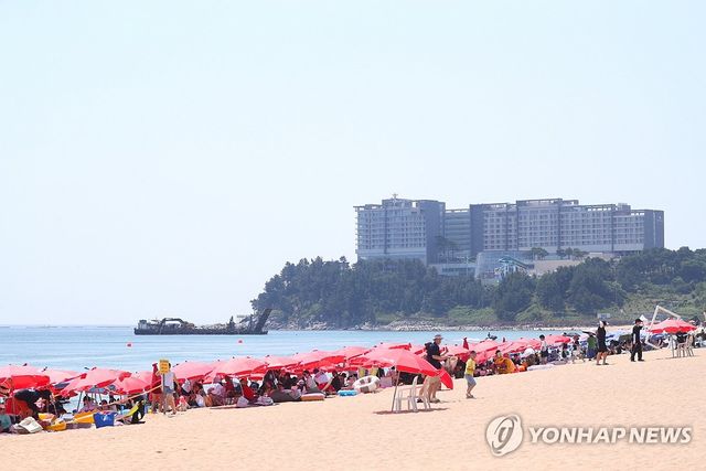 본격적인 여름 피서철…북적이는 해변