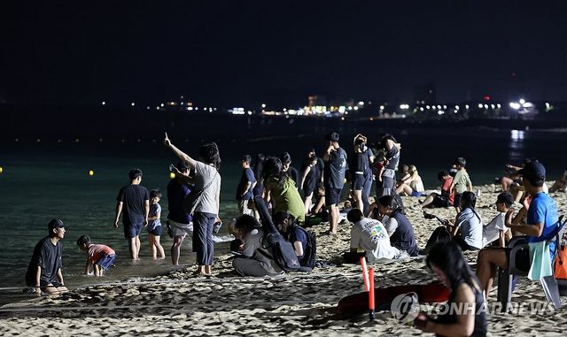 무더위에 헉헉…열대야 7일째 경포해변의 밤