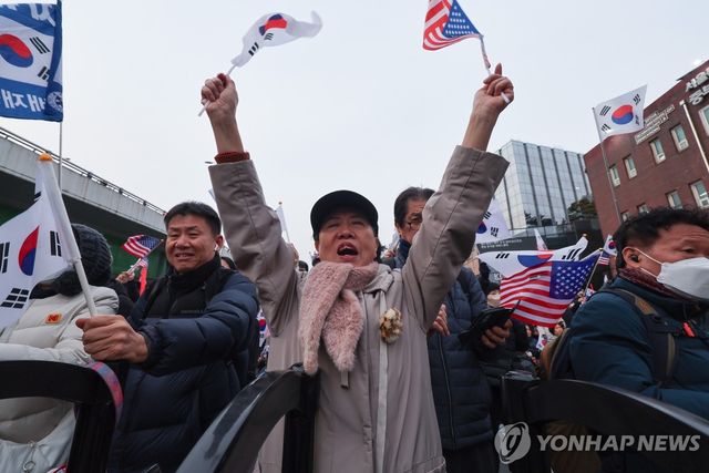 윤 대통령 석방 촉구하는 지지자들