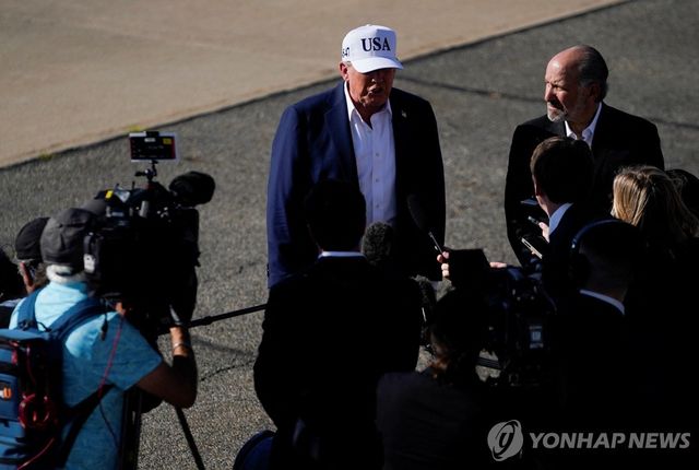 취재진과 대화하는 트럼프