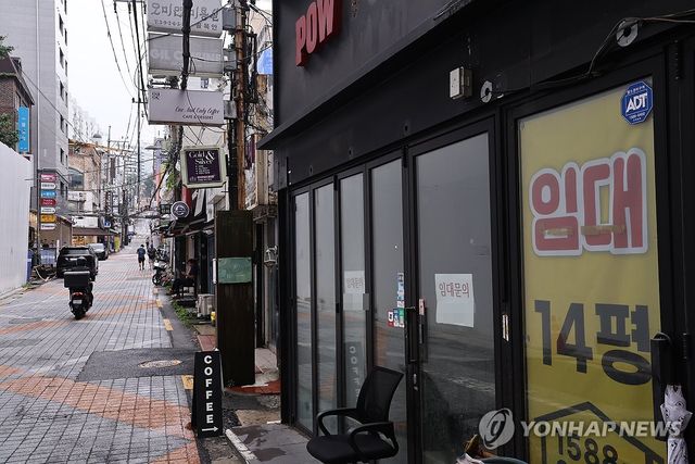 임대 안내 붙은 한 골목상권