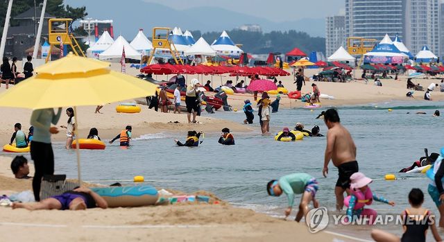 경포해수욕장 찾은 피서객