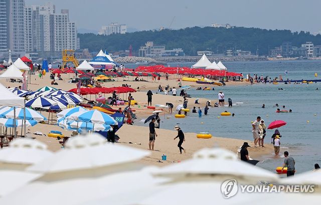 36도 넘는 불볕더위에 '헉헉'