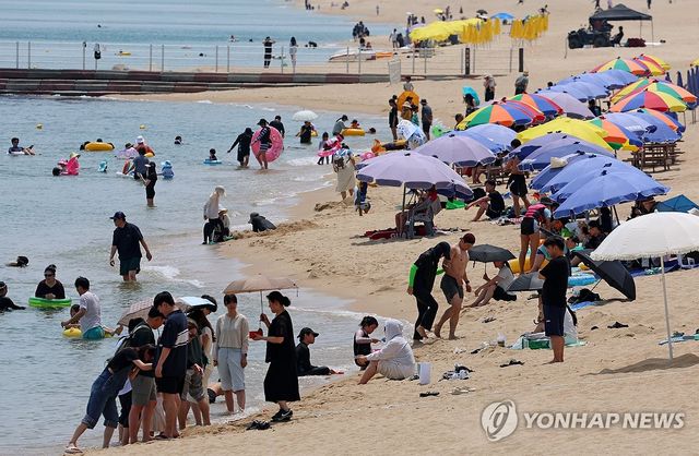 폭염에는 물놀이가 최고…강릉 강문해수욕장