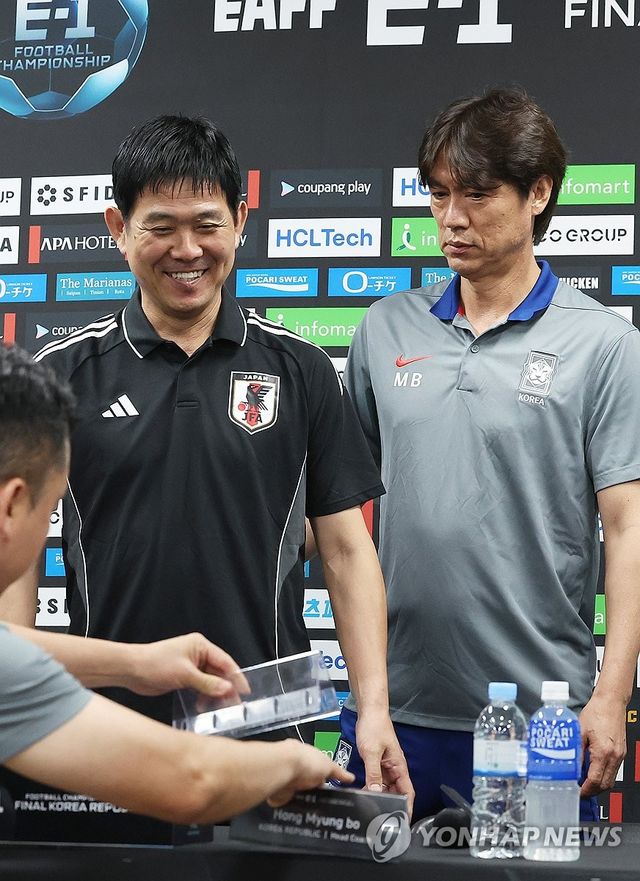 입장하는 홍명보 감독과 모리야스 감독