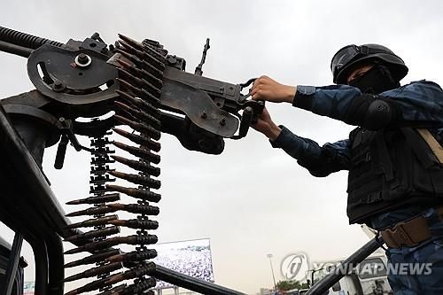 예멘 친이란 반군 후티 대원과 기관총