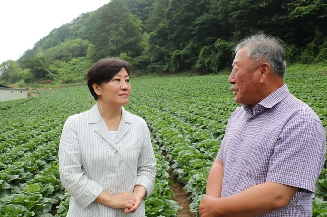 농업인 격려하는 송미령 장관