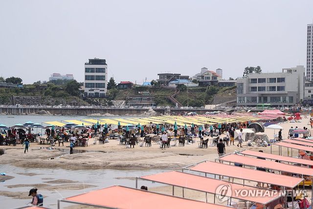 강원 고성 아야진 해수욕장 피서객 '북적'