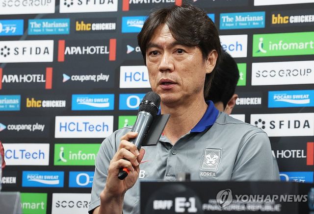 질문에 답하는 홍명보 감독