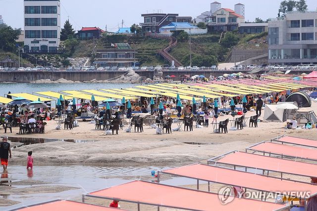 강원 고성 아야진 해수욕장 피서객 '북적'
