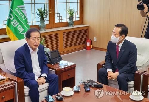 대구 물 문제 논의하던 홍준표 대구시장과 권기창 안동시장