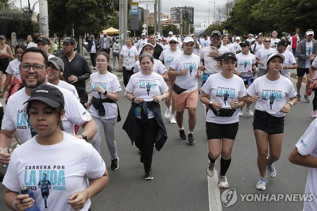 6일(현지시간) 미겔 우리베 투르바이 상원 의원 쾌유를 바라는 이들이 조직한 달리기 대회