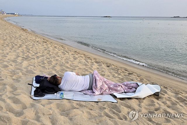 강릉 7일째 열대야 지속…강릉 경포해변의 아침