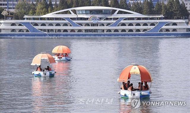 대동강에서 더위 식히는 평양 주민