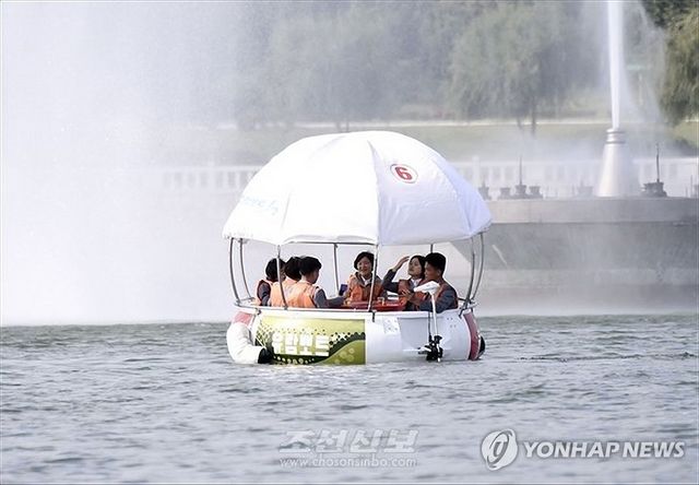 대동강에서 더위 식히는 평양 주민