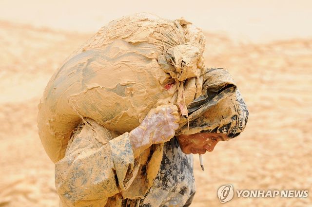 중국 희토류 광산에서 일하는 노동자