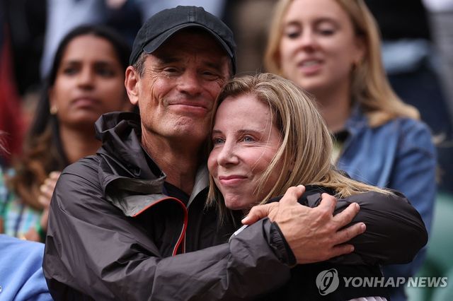 딸의 16강 진출을 기뻐하는 벤 나바로(왼쪽)와 켈리 나바로.