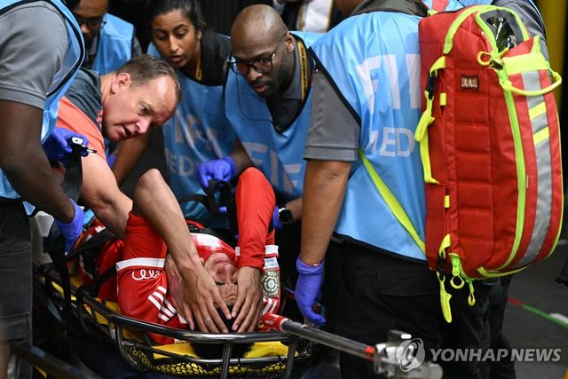 들것에 실려 나가는 뮌헨의 자말 무시알라