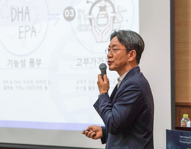 참치의 영양학적 가치를 발표 중인 이기웅 동원F&B 식품과학연구원장