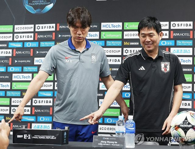 입장하는 홍명보 감독과 모리야스 감독